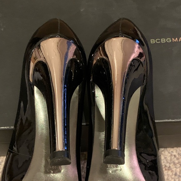 BCBGMAXAZRIA black patent size 7 pumps - Picture 6 of 8